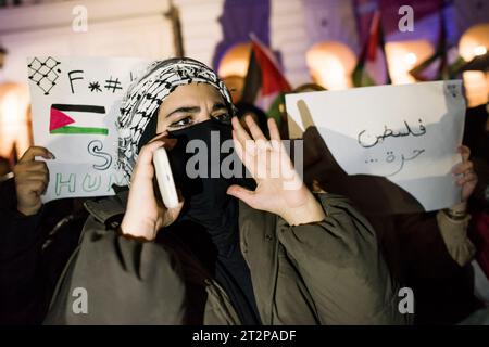 Varsavia, Polonia. 20 ottobre 2023. I manifestanti cantano slogan durante il raduno pro-palestinese a Varsavia. Centinaia di persone - tra cui palestinesi - si sono riunite sotto la pioggia battente nel centro di Varsavia per protestare con lo slogan "Smettila la pulizia etnica a Gaza”. I manifestanti pro-palestinesi chiedono la fine dei bombardamenti civili a Gaza da parte di Israele, l'apertura dei corridoi umanitari e la fornitura di cibo, acqua e medicine agli abitanti della Striscia di Gaza. I manifestanti hanno cantato slogan come "Palestina libera” o "Israele è uno Stato terrorista”. Credito: SOPA Images Limited/Alamy Live News Foto Stock