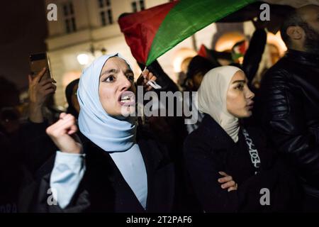 Varsavia, Polonia. 20 ottobre 2023. I manifestanti cantano slogan durante il raduno pro-palestinese a Varsavia. Centinaia di persone - tra cui palestinesi - si sono riunite sotto la pioggia battente nel centro di Varsavia per protestare con lo slogan "Smettila la pulizia etnica a Gaza”. I manifestanti pro-palestinesi chiedono la fine dei bombardamenti civili a Gaza da parte di Israele, l'apertura dei corridoi umanitari e la fornitura di cibo, acqua e medicine agli abitanti della Striscia di Gaza. I manifestanti hanno cantato slogan come "Palestina libera” o "Israele è uno Stato terrorista”. Credito: SOPA Images Limited/Alamy Live News Foto Stock