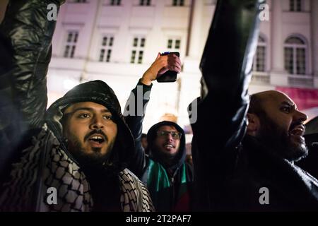 Varsavia, Polonia. 20 ottobre 2023. I manifestanti cantano slogan durante il raduno pro-palestinese a Varsavia. Centinaia di persone - tra cui palestinesi - si sono riunite sotto la pioggia battente nel centro di Varsavia per protestare con lo slogan "Smettila la pulizia etnica a Gaza”. I manifestanti pro-palestinesi chiedono la fine dei bombardamenti civili a Gaza da parte di Israele, l'apertura dei corridoi umanitari e la fornitura di cibo, acqua e medicine agli abitanti della Striscia di Gaza. I manifestanti hanno cantato slogan come "Palestina libera” o "Israele è uno Stato terrorista”. Credito: SOPA Images Limited/Alamy Live News Foto Stock