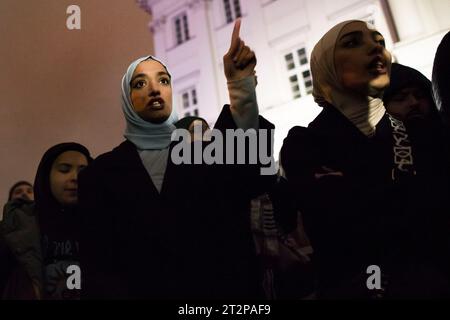 Varsavia, Polonia. 20 ottobre 2023. I manifestanti cantano slogan durante il raduno pro-palestinese a Varsavia. Centinaia di persone - tra cui palestinesi - si sono riunite sotto la pioggia battente nel centro di Varsavia per protestare con lo slogan "Smettila la pulizia etnica a Gaza”. I manifestanti pro-palestinesi chiedono la fine dei bombardamenti civili a Gaza da parte di Israele, l'apertura dei corridoi umanitari e la fornitura di cibo, acqua e medicine agli abitanti della Striscia di Gaza. I manifestanti hanno cantato slogan come "Palestina libera” o "Israele è uno Stato terrorista”. Credito: SOPA Images Limited/Alamy Live News Foto Stock