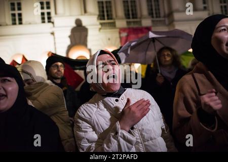 Varsavia, Polonia. 20 ottobre 2023. I manifestanti cantano slogan durante il raduno pro-palestinese a Varsavia. Centinaia di persone - tra cui palestinesi - si sono riunite sotto la pioggia battente nel centro di Varsavia per protestare con lo slogan "Smettila la pulizia etnica a Gaza”. I manifestanti pro-palestinesi chiedono la fine dei bombardamenti civili a Gaza da parte di Israele, l'apertura dei corridoi umanitari e la fornitura di cibo, acqua e medicine agli abitanti della Striscia di Gaza. I manifestanti hanno cantato slogan come "Palestina libera” o "Israele è uno Stato terrorista”. Credito: SOPA Images Limited/Alamy Live News Foto Stock