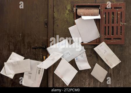 Le lettere inserite nella mailbox dello sportello fuoriescono Foto Stock