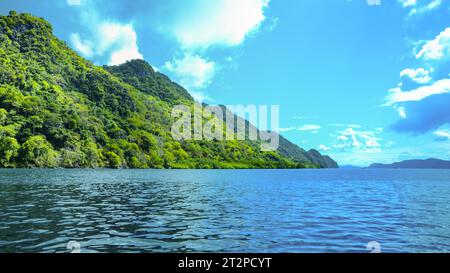 Verdi colline dell'isola di Sangat, provincia di Palawan, Busuanga, Filippine Foto Stock