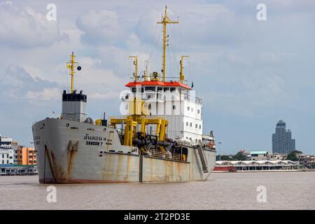 SAMUT PRAKAN, THAILANDIA, 11 ottobre 2023, draga a tramoggia a ventosa SANDON 7 all'entrata del fiume Chao Phraya Foto Stock