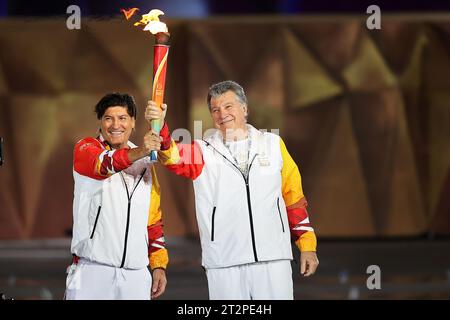 Santiago, Cile. 20 ottobre 2023. Gli ex tennisti cileni Fernando Gonzalez e Nicolas Massu, campioni olimpici di Atene 2004, portano la torcia olimpica durante la cerimonia di apertura dei Giochi panamericani di Santiago 2023, allo Stadio Nazionale, a Santiago il 20 ottobre. Foto: Heuler Andrey/DiaEsportivo/Alamy Live News Credit: DiaEsportivo/Alamy Live News Foto Stock