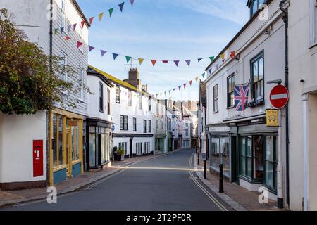Negozi lungo High Street. Totnes, Devon, Inghilterra Foto Stock