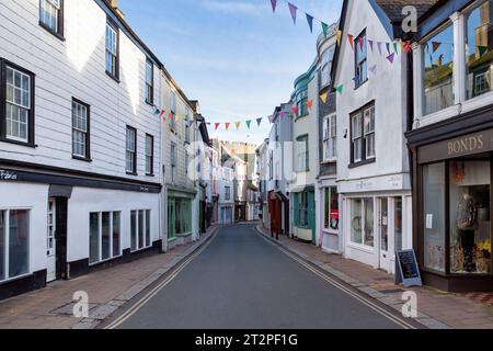Negozi lungo High Street. Totnes, Devon, Inghilterra Foto Stock