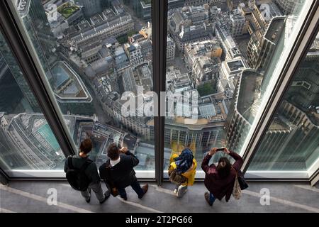 Londra, Regno Unito. 20 ottobre 2023. I turisti si riuniscono all'Horizon 22, la piattaforma di osservazione pubblica più alta d'Europa situata al 58° piano, a 254 metri di altezza al 22 Bishopsgate, il secondo edificio più alto della città. Credito: SOPA Images Limited/Alamy Live News Foto Stock