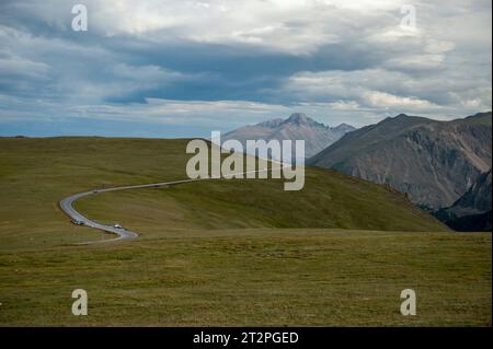 Trail Ridge Road, la strada asfaltata più alta degli Stati Uniti, nel Rocky Mountain National Park del Colorado, a un livello di 12.000 metri circa. Foto Stock