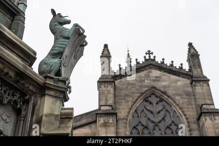 Particolare della statua di John Knox in Piazza del Parlamento, con St. Cattedrale di Giles sullo sfondo Foto Stock