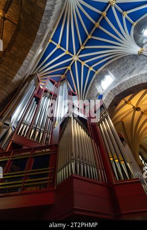 Guardando l'organo a canne a St. Cattedrale di Giles, Edimburgo, Scozia Foto Stock