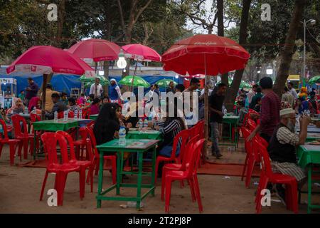 Bancarelle di cibo alla amar Ekushey Book Fair a Suhrawardi Udyan a Dacca, Bangladesh. Foto Stock