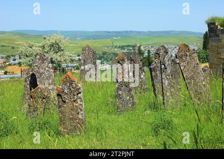 Un antico cimitero vicino al mausoleo delle sette cupole nella città di Shamakhi. Azerbaigian. Foto Stock