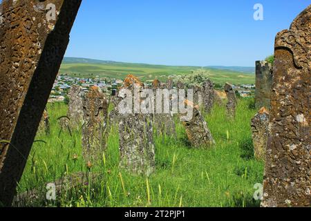 Un antico cimitero vicino al mausoleo delle sette cupole nella città di Shamakhi. Azerbaigian. Foto Stock