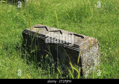 Un antico cimitero vicino al mausoleo delle sette cupole nella città di Shamakhi. Azerbaigian. Foto Stock