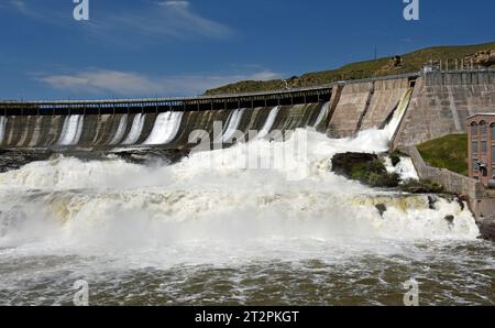 la diga idroelettrica di ryan e il fiume missouri in una soleggiata giornata estiva, vicino a grandi cascate, montana Foto Stock