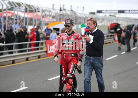 PHILLIP ISLAND, Australia. 21 ottobre 2023. 2023 Guru by Gryfyn Australian Motorcycle Grand Prix - Francesco Bagnaia (Italia ) in gara per Ducati Lenovo scende in griglia prima del GP di moto australiano al Phillip Island Grand Prix Circuit il 21 ottobre 2023 a Phillip Island, Australia-crediti immagine: brett keating/Alamy Live News Foto Stock