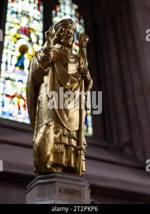 Statua di San Cuthbert all'interno della cattedrale di Carlisle, Carlisle, Cumbria, Regno Unito Foto Stock