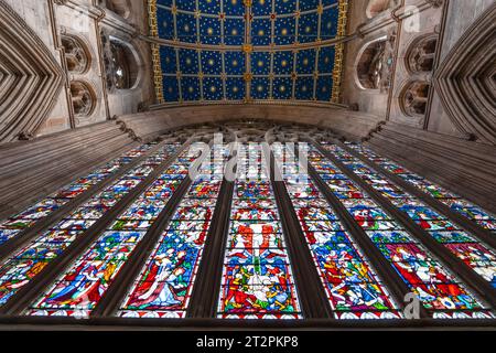 Guardando verso l'alto una vetrata all'interno della Cattedrale di Carlisle, Carlisle, Cumbria, Regno Unito Foto Stock