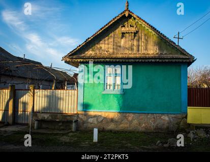 Casa tradizionale con tetto a canna e timpano nel Delta del Danubio, Romania Foto Stock