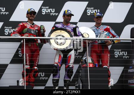 PHILLIP ISLAND, Australia. 21 ottobre 2023. 2023 Guru by Gryfyn Australian Motorcycle Grand Prix -Podio per l'Australian Moto GP 2023 Vincitore (c) Johann Zarco (Francia)in gara per prima Parmac Racing Ducati, secondo posto (l)Francesco Bagnaia (Italia) in gara per Ducati Lenovo, terzo posto (r) Fabio di Giannantonio (Italia) in gara per Gresini Racing MotoGP al Phillip Island Grand Prix Circuit il 21 ottobre 2023 a Phillip Island, Australia-crediti immagine: brett keating/Alamy Live News Foto Stock