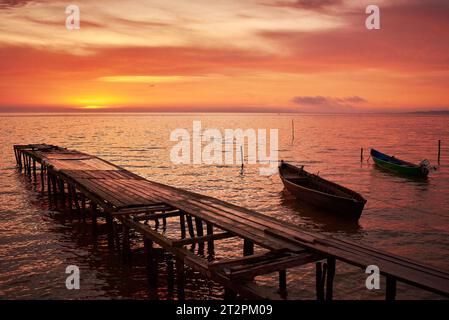 barca all'alba sul lago 111 Foto Stock