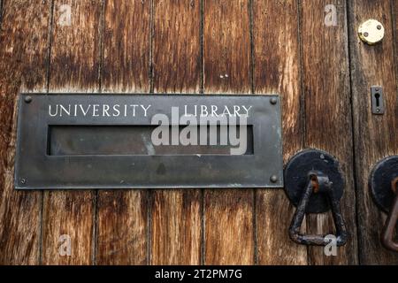 Sportello e slot per la biblioteca dell'Università di Durham, Durham, Regno Unito Foto Stock