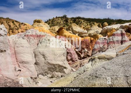 gli hoodoos rosa e giallo fantasticamente colorati ed erosi delle miniere di vernice, vicino a calhan, nella contea di el paso, colorado Foto Stock