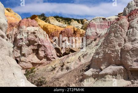 gli hoodoos rosa e giallo fantasticamente colorati ed erosi delle miniere di vernice, vicino a calhan, nella contea di el paso, colorado Foto Stock