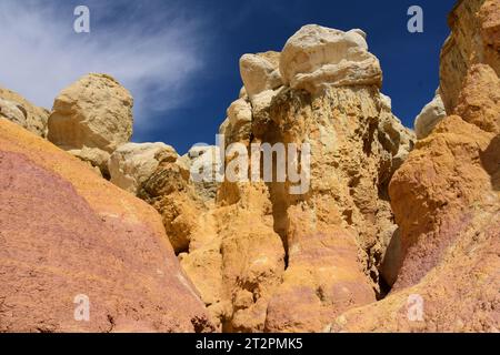 gli hoodoos rosa e giallo fantasticamente colorati ed erosi delle miniere di vernice, vicino a calhan, nella contea di el paso, colorado Foto Stock