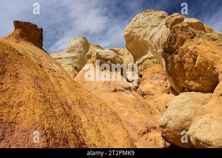 gli hoodoos rosa e giallo fantasticamente colorati ed erosi delle miniere di vernice, vicino a calhan, nella contea di el paso, colorado Foto Stock