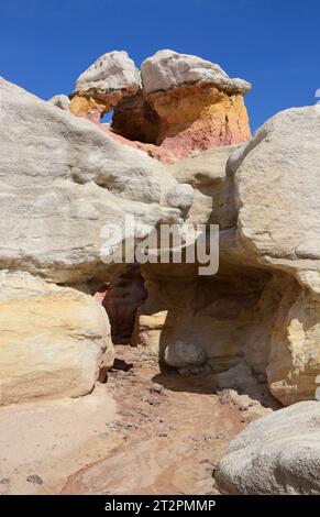 gli hoodoos rosa e giallo fantasticamente colorati ed erosi delle miniere di vernice, vicino a calhan, nella contea di el paso, colorado Foto Stock