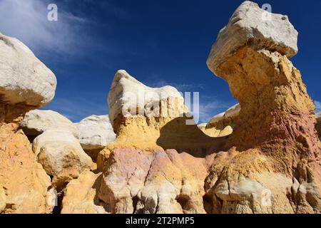 gli hoodoos rosa e giallo fantasticamente colorati ed erosi delle miniere di vernice, vicino a calhan, nella contea di el paso, colorado Foto Stock