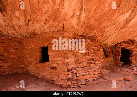 antiche rovine native americane del cratere nel parco nazionale dei ponti naturali vicino a blanding, utah Foto Stock