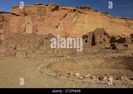 le antiche rovine native americane di pueblo bonito nel parco storico nazionale della cultura chaco in una soleggiata giornata invernale vicino a farnmington, new mexico Foto Stock