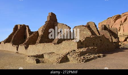 le antiche rovine native americane di pueblo bonito nel parco storico nazionale della cultura chaco in una soleggiata giornata invernale vicino a farnmington, new mexico Foto Stock