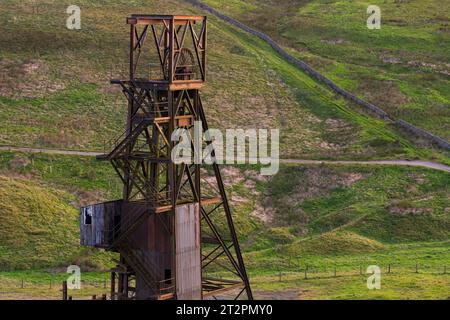 Torre mineraria abbandonata (Groverake Mine) nella North Pennines area of Outstanding Natural Beauty (ANOB), vicino ad Allenheads, Durham, Regno Unito Foto Stock