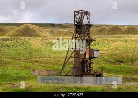 Torre mineraria abbandonata (Groverake Mine) nella North Pennines area of Outstanding Natural Beauty (ANOB), vicino ad Allenheads, Durham, Regno Unito Foto Stock