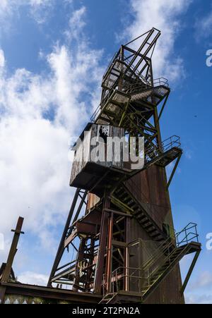 Torre mineraria abbandonata (Groverake Mine) nella North Pennines area of Outstanding Natural Beauty (ANOB), vicino ad Allenheads, Durham, Regno Unito Foto Stock