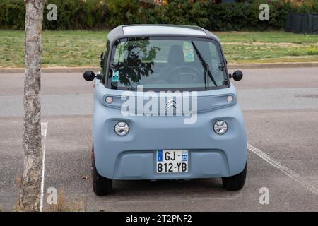 Bordeaux , Francia - 10 19 2023 : Citroen ami ev auto elettrica cubo piccolo su ruote veicolo piccolo francese Foto Stock