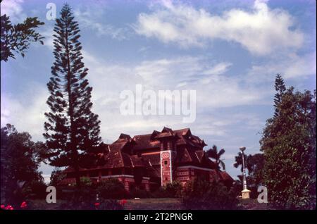 Napier Museum si trova nel complesso del museo nel cuore della città di Thiruvananthapuram. Costruito nel XIX secolo, il ricco patrimonio culturale del Kerala è esposto al museo. Contiene una serie di manufatti storici tra cui idoli di bronzo, antichi mammiferi, un carro del tempio e sculture in avorio. Foto Stock