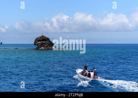 040923 KAI SCHWOERER Una ballerina locale dà il benvenuto ai turisti che arrivano a Barefoot Kuata Island a, Fiji. , . CPL-Fiji-02 Credit: Imago/Alamy Live News Foto Stock