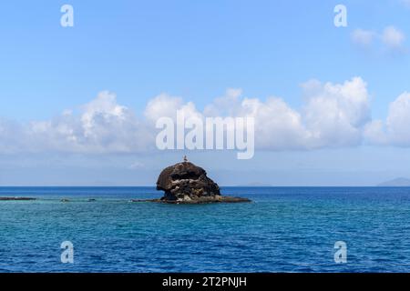 040923 KAI SCHWOERER Una ballerina locale dà il benvenuto ai turisti che arrivano a Barefoot Kuata Island a, Fiji. , . CPL-Fiji-01 credito: Imago/Alamy Live News Foto Stock