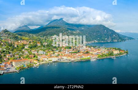Paesaggio con la città di Menaggio nella regione del lago di Como, Italia Foto Stock