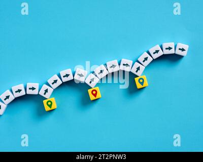 Pianificazione delle destinazioni di viaggio. Navigazione e arresto nelle posizioni pianificate. Percorso di viaggio. Simboli di puntini su cubi. Foto Stock