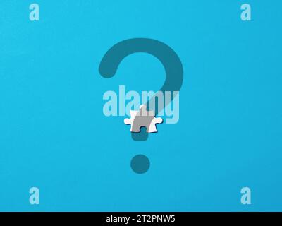Incertezza, mistero, risoluzione dei problemi e query. Simbolo del punto interrogativo e un puzzle su sfondo blu. Foto Stock
