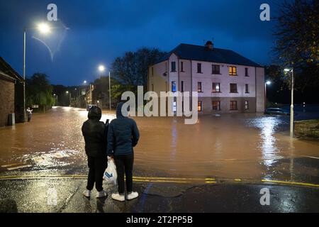 Brechin, Scozia, Regno Unito. 20 ottobre 2023. Il fiume South Esk rompe le sue sponde nelle prime ore del venerdì e inonda strade e case a Brechin. Resc Foto Stock