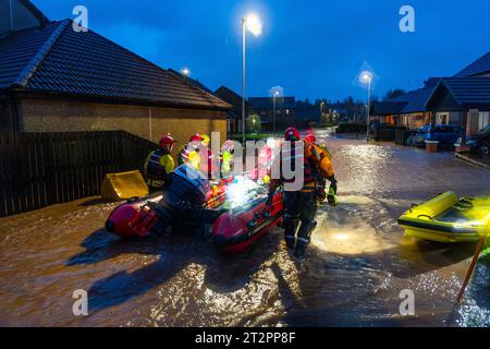 Brechin, Scozia, Regno Unito. 20 ottobre 2023. Il fiume South Esk rompe le sue sponde nelle prime ore del venerdì e inonda strade e case a Brechin. Resc Foto Stock