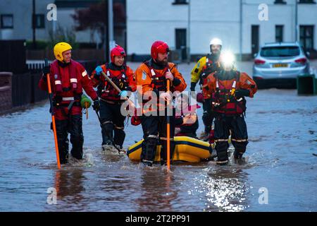 Brechin, Scozia, Regno Unito. 20 ottobre 2023. Il fiume South Esk rompe le sue sponde nelle prime ore del venerdì e inonda strade e case a Brechin. Resc Foto Stock