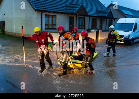 Brechin, Scozia, Regno Unito. 20 ottobre 2023. Il fiume South Esk rompe le sue sponde nelle prime ore del venerdì e inonda strade e case a Brechin. Resc Foto Stock